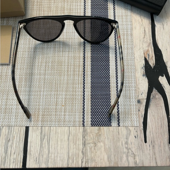 New Burberry Women’s Black Aviator Sunglasses.Authentic with box. - Picture 4 of 6